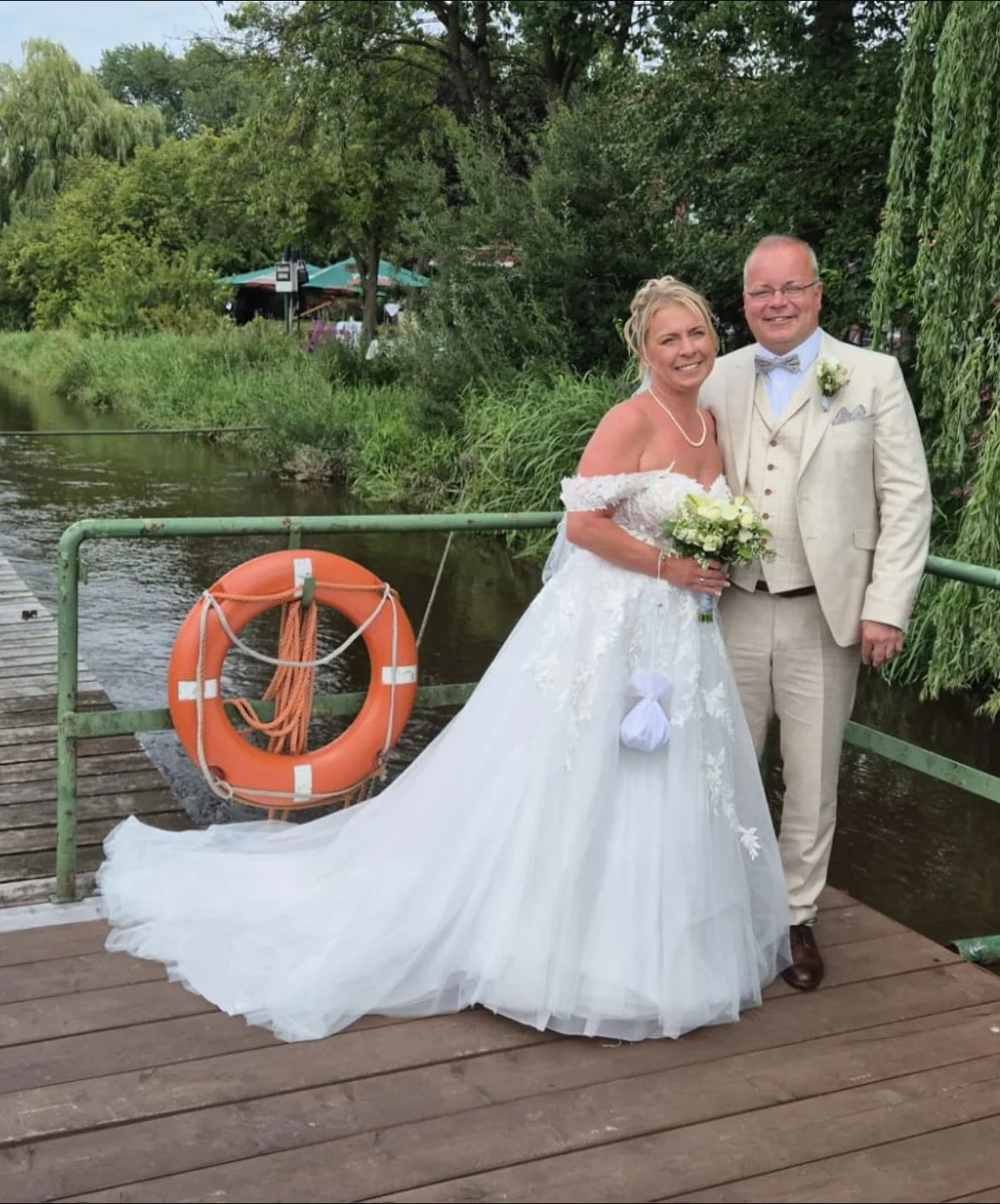 Hochzeitsredner spricht mit frisch vermähltem Paar